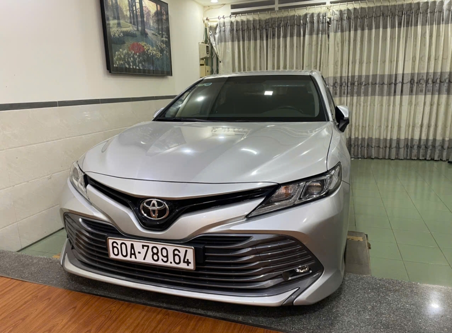 Toyota Camry 2.0 sản xuất 2019